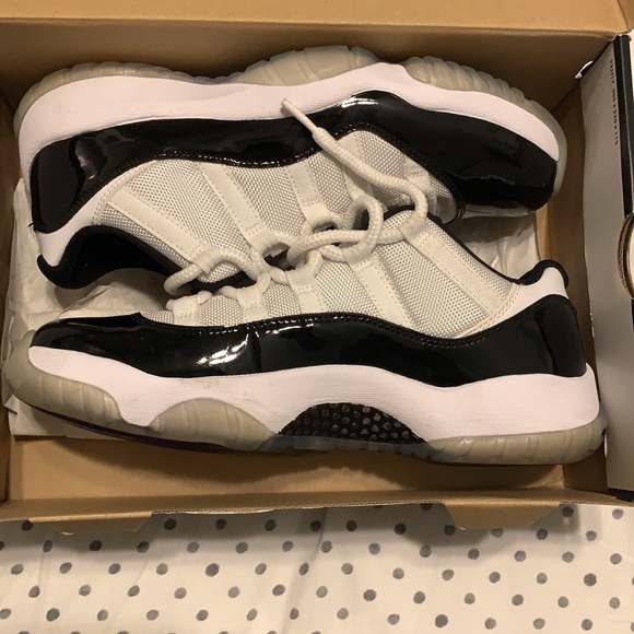 Jordan 11 Low - Picture 5 of 12
